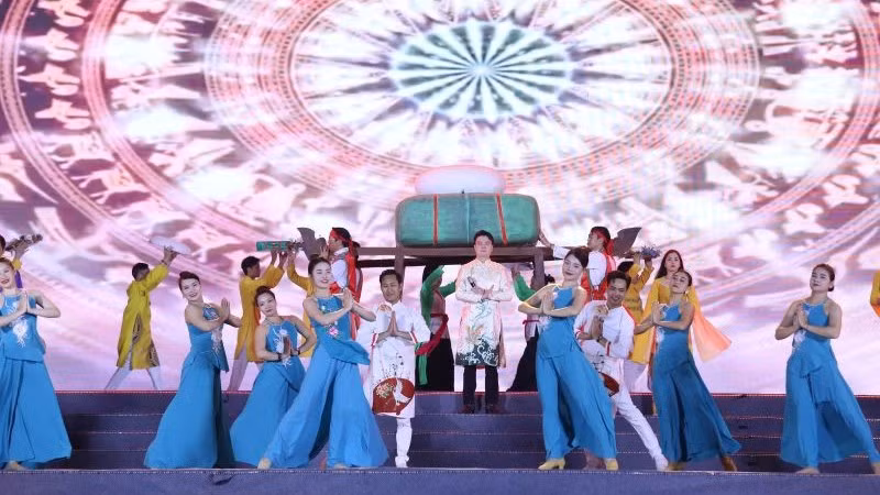 Chương trình nghệ thuật với nhiều tiết mục tái hiện những nghi thức thời Hùng Vương dựng nước. 