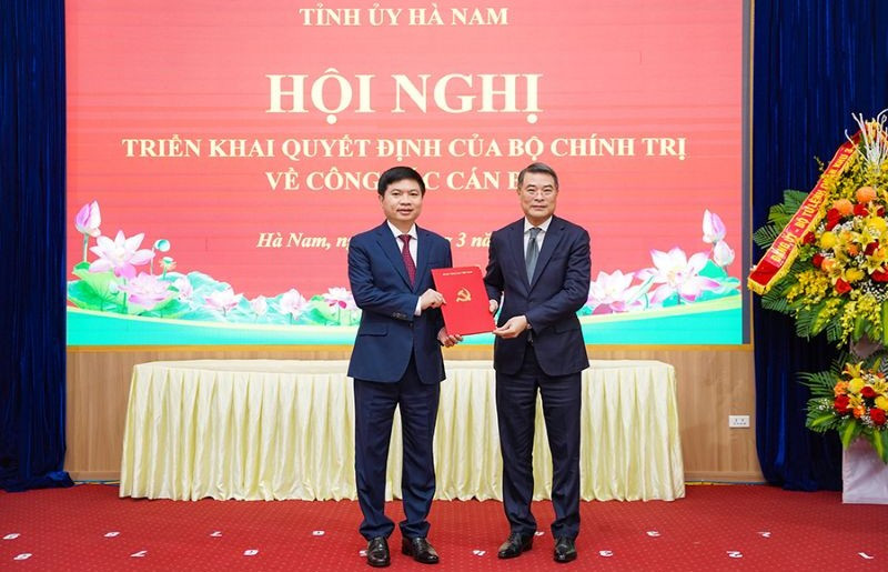 Đồng chí Lê Minh Hưng, Ủy viên Bộ Chính trị, Bí thư Trung ương Đảng, Trưởng Ban Tổ chức Trung ương trao quyết định của Bộ Chính trị về chuẩn y chức danh Bí thư Tỉnh ủy đối với đồng chí Trương Quốc Huy.