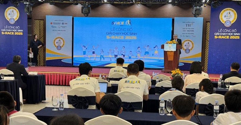 Đại diện các đơn vị tổ chức, đồng hành cùng giải chạy thông tin về quy mô, ý nghĩa của Giải chạy học sinh S - RACE 2025.