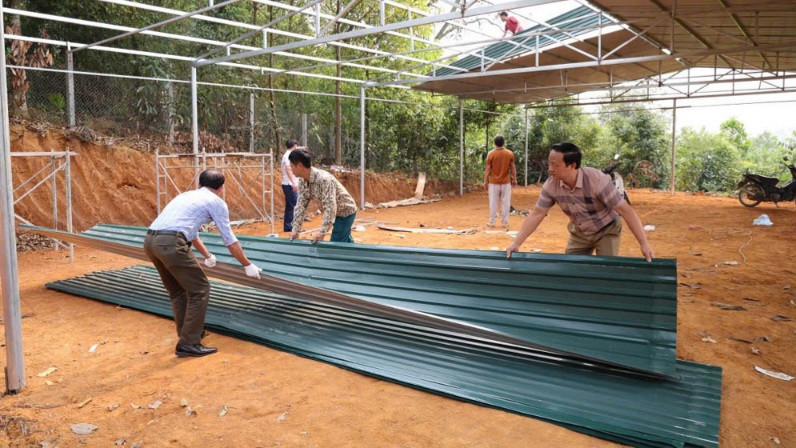 Người dân xã Yên Kiện tự nguyện tháo dỡ các công trình vi phạm.