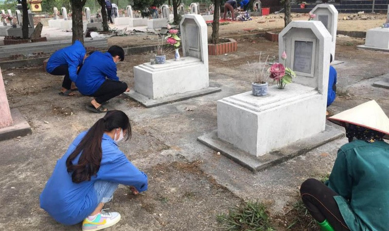 Phần mộ của các thanh niên hy sinh luôn được thế hệ trẻ chăm sóc.