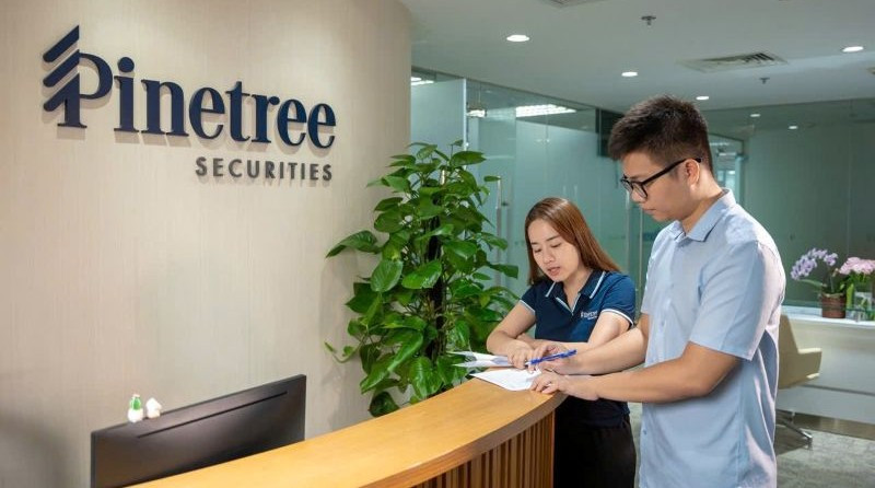 Khách hàng đang giao dịch tại công ty chứng khoán.