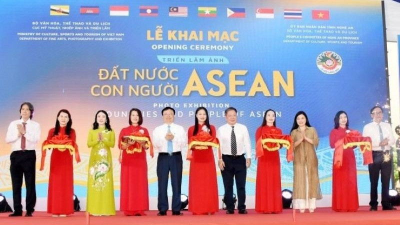 Các đại biểu cắt băng khai mạc triển lãm.
