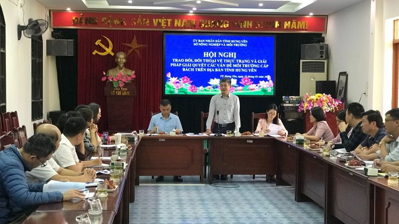 Sở Nông nghiệp và Môi trường tỉnh Hưng Yên đối thoại với một số cơ quan báo chí và người dân về tình trạng môi trường bị ô nhiễm ở một số khu vực trên địa bàn tỉnh Hưng Yên.