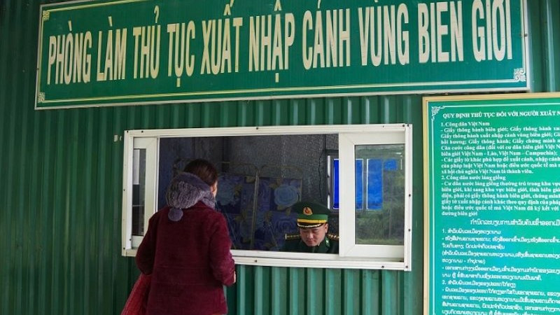 Người dân làm thủ tục qua cửa khẩu phụ Thông Thụ-Nậm Táy.