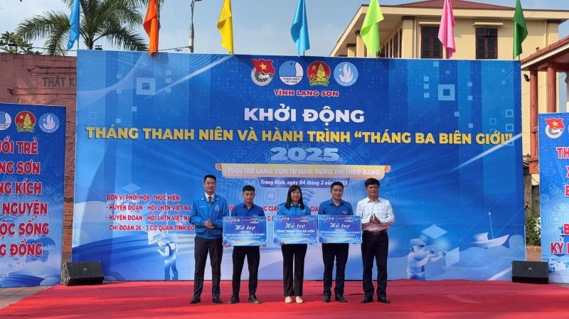 Lãnh đạo Tỉnh đoàn Lạng Sơn trao kinh phí hỗ trợ xây dựng các công trình thanh niên tại huyện Tràng Định.