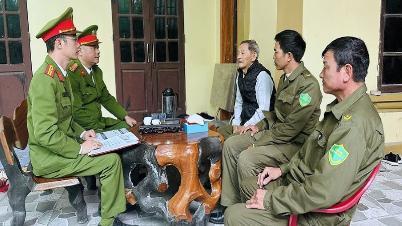 Công an phường Thanh Tuyền, thành phố Phủ Lý tuyên truyền nhân dân tham gia tố giác tội phạm.