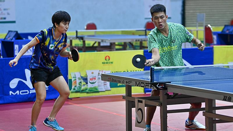 Cặp đôi Tạ Hồng Khánh và Nguyễn Khoa Diệu Khánh thắng 3-1, đoạt chức vô địch đôi nam nữ. (Ảnh DUY LINH)