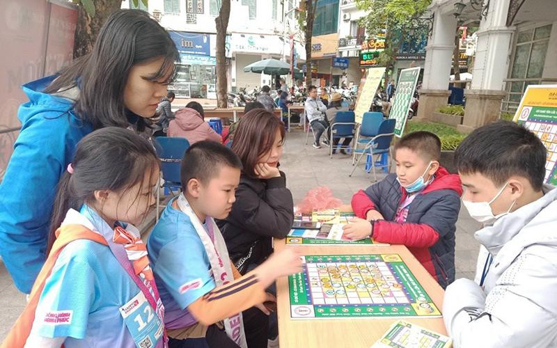 Các em nhỏ say mê cờ chữ Việt.