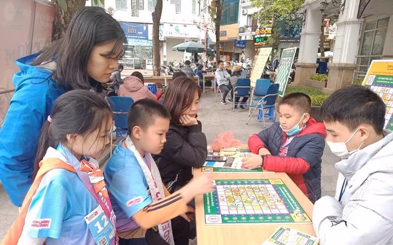 Các em nhỏ say mê cờ chữ Việt.