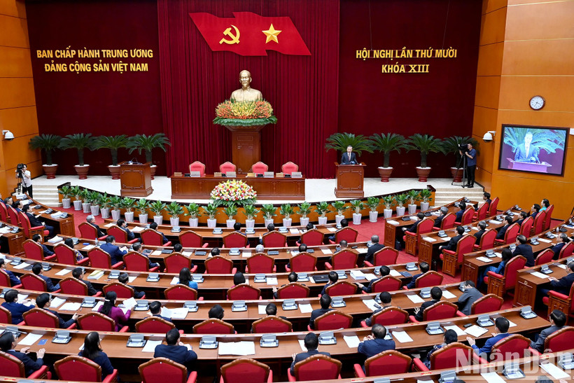 Tinh thần đổi mới mạnh mẽ từ Hội nghị Trung ương đã được nhấn mạnh và chuyển tải tới cấp ủy, tổ chức đảng, cán bộ, đảng viên và được cụ thể hóa ngay trong chỉ đạo đối với các cấp ủy, tổ chức đảng trực thuộc. Trong ảnh: Bế mạc Hội nghị lần thứ 10 Ban Chấp hành Trung ương Đảng Cộng sản Việt Nam khóa XIII. Ảnh: Đăng Khoa