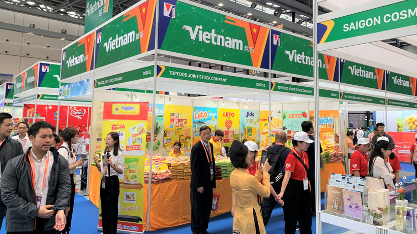 Các gian hàng Việt Nam thu hút rất đông khách tham quan tại Hội chợ Trung Quốc-ASEAN (CAEXPO) tổ chức tại Quảng Tây năm 2023. (Ảnh: HỮU HƯNG)