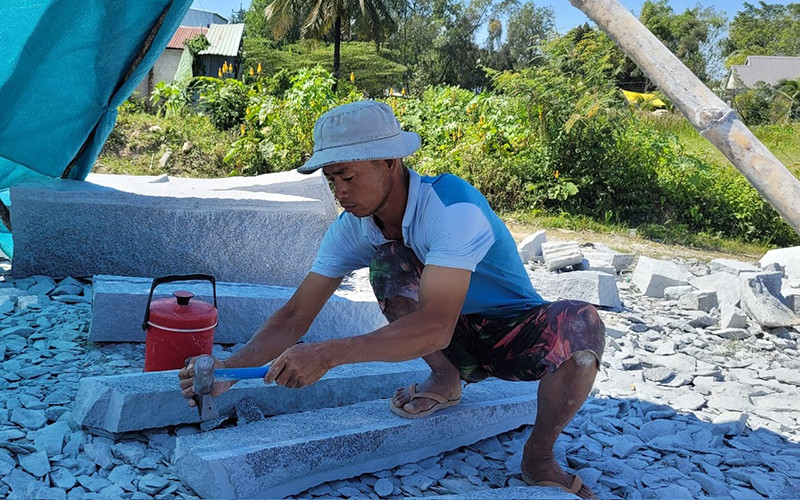 Thợ hoàn thiện sản phẩm sau khi tách ra từ khối đá lớn. (Ảnh VĂN KHÊ)
