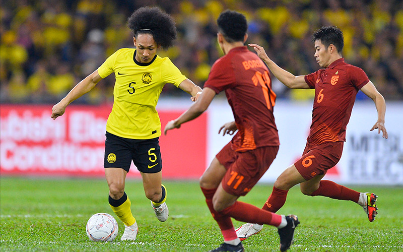 Đội tuyển chủ nhà Malaysia (áo sáng) thắng Thái Lan 1-0.