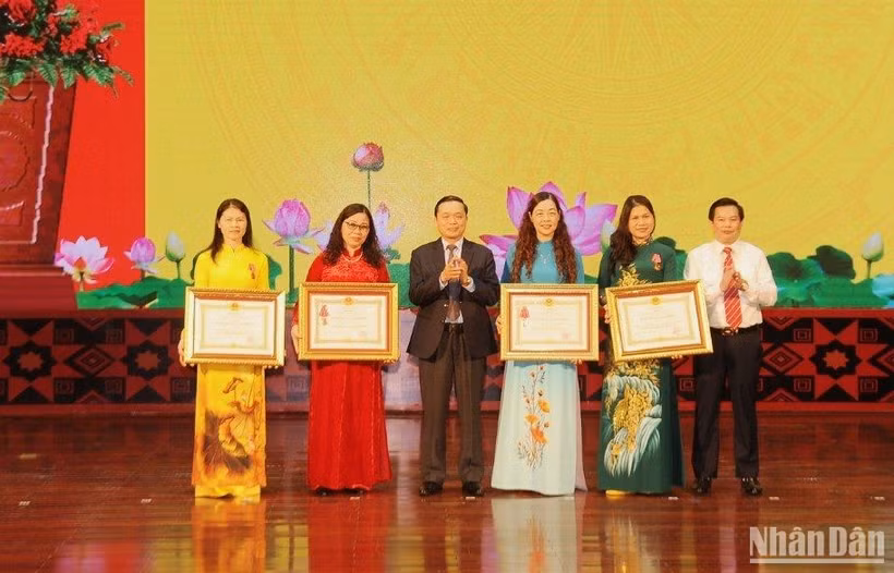 Lãnh đạo tỉnh Cao Bằng trao Huân chương Lao động do Chủ tịch nước trao tặng cho các tập thể và cá nhân.