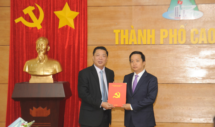 Đồng chí Trần Hồng Minh, Ủy viên Trung ương Đảng, Bí thư Tỉnh ủy Cao Bằng trao quyết định cho đồng chí Lê Hải Hòa, Bí thư Thành ủy Cao Bằng.
