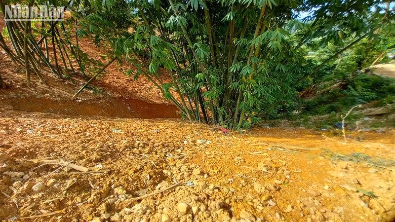 Đơn vị thi công đường giao thông đã đổ thải xuống khe ở trung tâm xóm Khuổi Khon, xã Kim Cúc tiềm ẩn nguy cơ phá vỡ môi trường và cảnh quan trong khu vực.