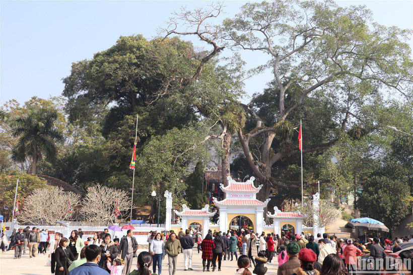 Đông đảo du khách ở Cao Bằng trẩy hội Đền Kỳ Sầm.