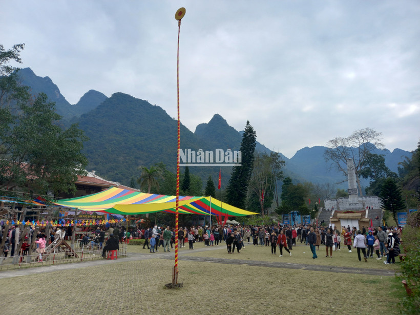 Thi tung còn, trúng được thưởng lì xì.