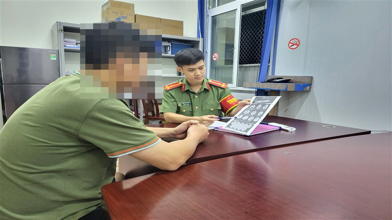 Ông T được tư vấn tại cơ quan Công an. (Ảnh: Công an Cao Bằng)