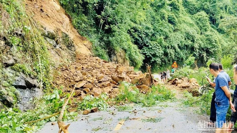 Sạt lở gây tắc đường trên Quốc lộ 34, qua huyện Bảo Lạc, tỉnh Cao Bằng.