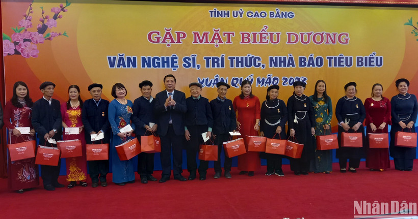 Bí thư Tỉnh ủy Cao Bằng Trần Hồng Minh tặng quà văn nghệ sĩ, trí thức, nhà báo tiêu biểu.