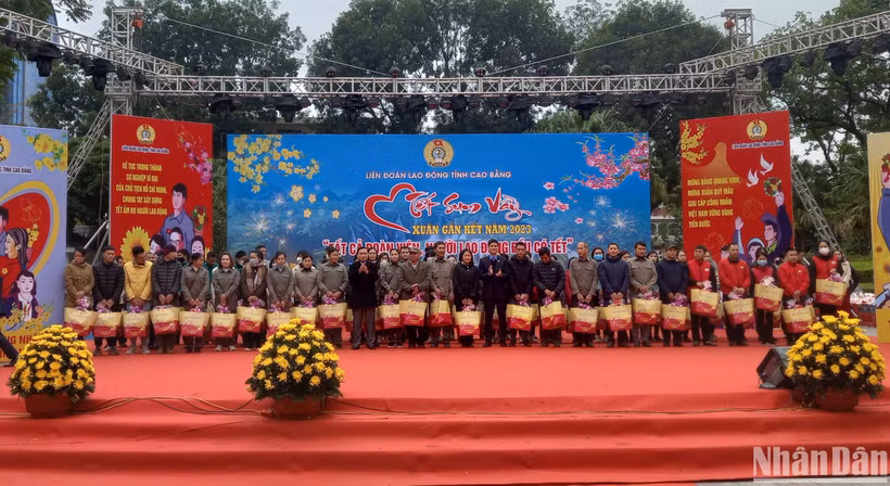 Lãnh đạo Tổng liên đoàn Lao động Việt Nam và Thường trực Tỉnh ủy Cao Bằng tặng quà Tết cho người lao động.