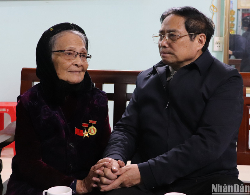 Thủ tướng Phạm Minh Chính thăm hỏi, tặng quà Mẹ Việt Nam Anh hùng Lâm Thị Mèn ở tổ 1, phường Hợp Giang, thành phố Cao Bằng (Cao Bằng).