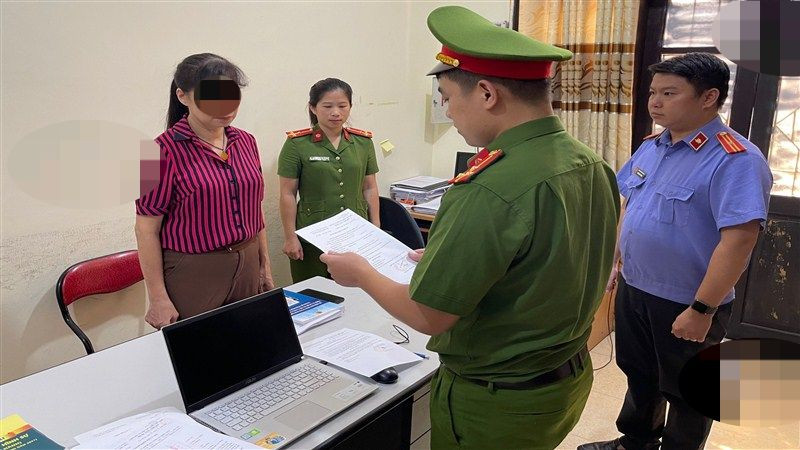 Công an thành phố Cao Bằng thi hành quyết định khởi tố Bí thư Đảng ủy, Chủ tịch Ủy ban nhân dân phường Duyệt Trung do thiếu trách nhiệm, gây hậu quả nghiêm trọng.