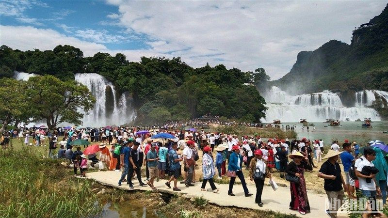 Du khách tham quan Khu du lịch thác Bản Giốc, xã Đàm Thủy, huyện Trùng Khánh, tỉnh Cao Bằng.