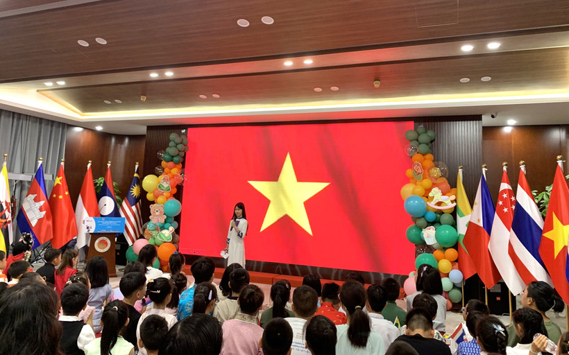 Bạn Lưu Phương Linh, đại diện thiếu nhi Việt Nam giới thiệu về văn hóa và đất nước con người Việt Nam đến bạn bè các nước.