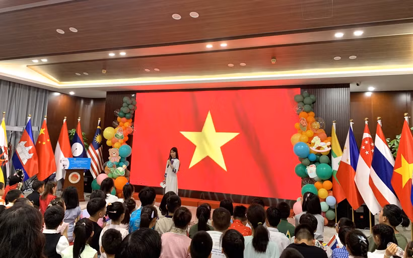 Bạn Lưu Phương Linh, đại diện thiếu nhi Việt Nam giới thiệu về văn hóa và đất nước con người Việt Nam đến bạn bè các nước.
