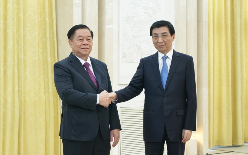 Đồng chí Nguyễn Trọng Nghĩa hội kiến đồng chí Vương Hộ Ninh.