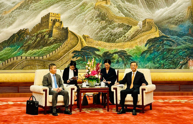 Phó Chủ tịch Chính hiệp toàn quốc Trung Quốc Chu Cường (bên phải) tiếp Chủ tịch Liên hiệp các tổ chức hữu nghị Việt Nam Phan Anh Sơn.