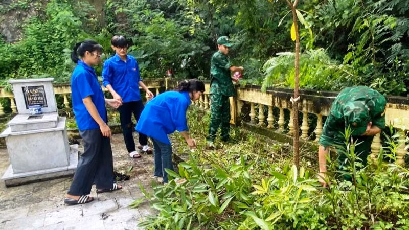 Thanh niên cùng Bộ đội Biên phòng chăm sóc, chỉnh trang Khu tưởng niệm, tri ân liệt sĩ ở huyện Mường Lát.