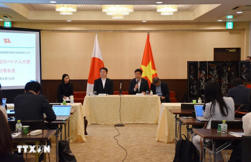Đại sứ Việt Nam tại Nhật Bản Phạm Quang Hiệu và Thống đốc tỉnh Yamanashi, ông Nagasaki Kotaro, đồng chủ trì cuộc họp báo chung. Ảnh: Xuân Giao/TTXVN