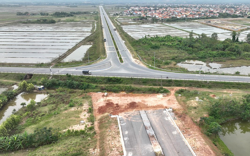 Tuyến đường ngang nối đông tây thành phố Đồng Hới (Quảng Bình) xây dựng rộng rãi, khang trang nhưng phải bỏ dở vì không được đấu nối với đường tránh BOT.