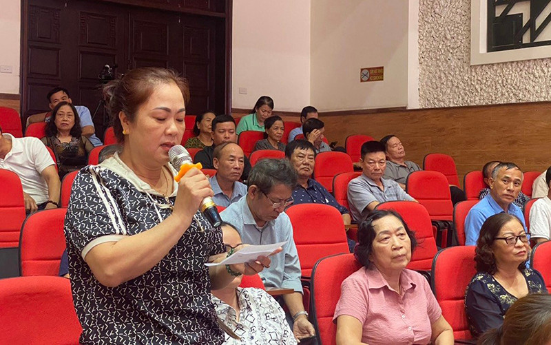 Người dân phát biểu ý kiến trong buổi đối thoại với người đứng đầu cấp ủy, chính quyền quận Hải An, thành phố Hải Phòng. (Ảnh của Ban Dân vận Thành ủy Hải Phòng)