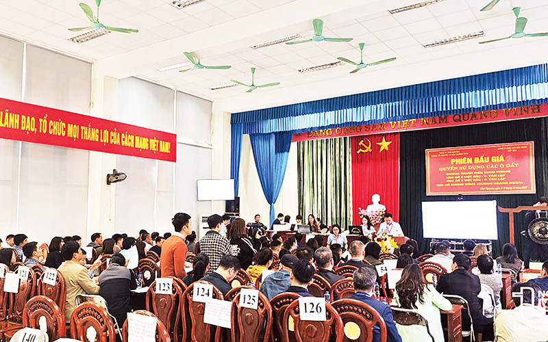 Quang cảnh buổi đấu giá đất tại phường Phan Đình Phùng, thành phố Thái Nguyên. (Ảnh Chung An)