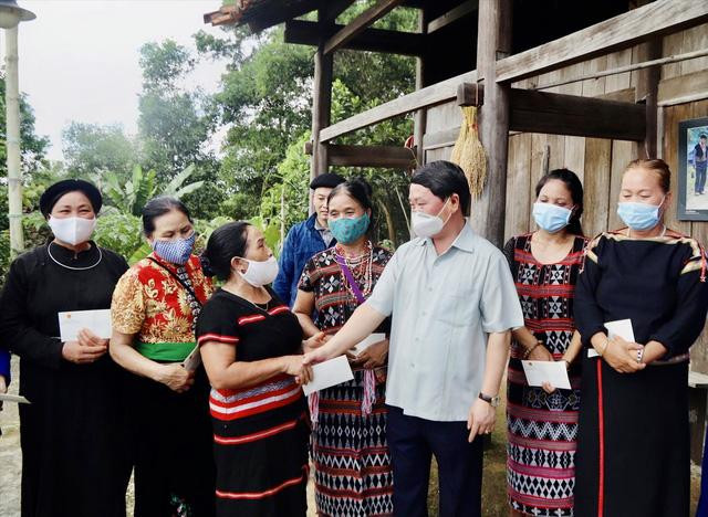 Bộ trưởng, Chủ nhiệm Ủy ban Dân tộc Hầu A Lềnh thăm và tặng quà đồng bào dân tộc thiểu số tại Làng Văn hóa-Du lịch các dân tộc Việt Nam (Đồng Mô, Sơn Tây, Hà Nội).