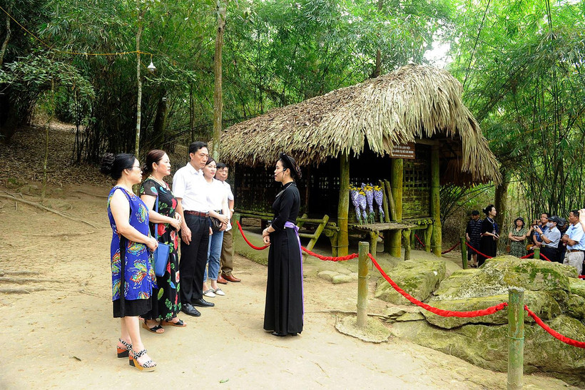 Du khách tham quan, tìm hiểu lịch sử tại lán Nà Nưa thuộc Khu di tích lịch sử quốc gia đặc biệt Tân Trào (huyện Sơn Dương, Tuyên Quang). (Ảnh Đăng Khoa) 