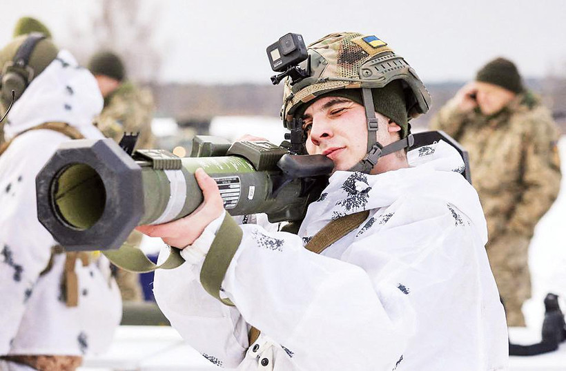 Lính Ukraine học cách sử dụng vũ khí do Mỹ cung cấp trong cuộc tập trận tại Trung tâm an ninh gìn giữ hòa bình quốc tế tại Lvov, Ukraine, 4/2/2022. Ảnh: Reuters