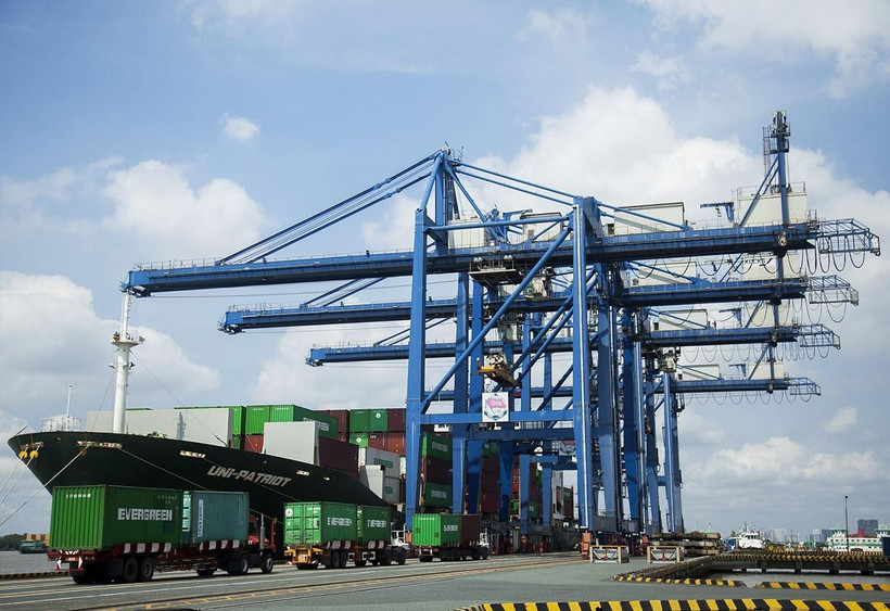 Bốc dỡ hàng hóa tại cảng Cát Lái, Thành phố Hồ Chí Minh. (Ảnh HỒNG ĐẠT)