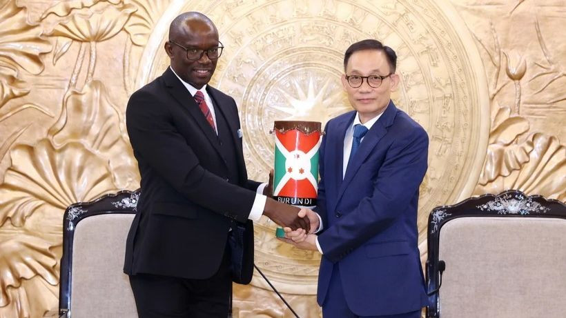 Trưởng Ban Đối ngoại Trung ương Lê Hoài Trung tiếp ông Révérien Ndikuriyo Tổng Thư ký Đảng CNDD–FDD cầm quyền tại Burundi. (Ảnh: Phương Hoa/TTXVN)