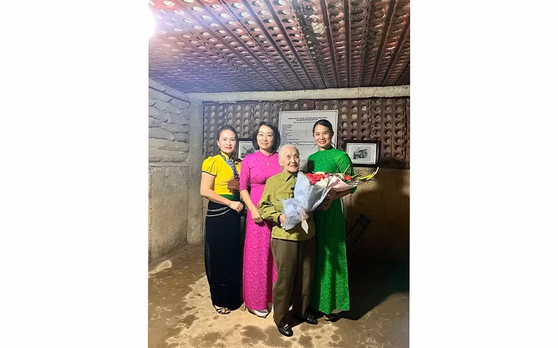 Cuộc hội ngộ xúc động giữa nữ chiến sĩ Điện Biên năm xưa, cô dâu Ngọc Toản với cán bộ, thuyết minh viên Ban Quản lý Di tích Điện Biên.