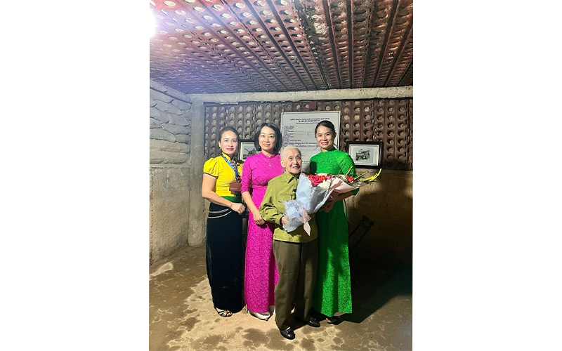 Cuộc hội ngộ xúc động giữa nữ chiến sĩ Điện Biên năm xưa, cô dâu Ngọc Toản với cán bộ, thuyết minh viên Ban Quản lý Di tích Điện Biên.