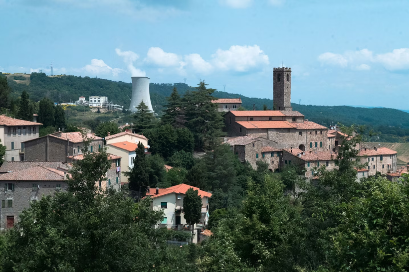 Tháp giải nhiệt của Nhà máy địa nhiệt Enel Green Power bên ngoài ngôi làng trên đỉnh đồi Sasso Pisano (Larderello, Italy). Ảnh: Bloomberg