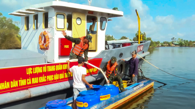 Lực lượng vũ trang Quân khu 9 vận chuyển nước ngọt hỗ trợ người dân. Ảnh: LÊ PHƯƠNG 