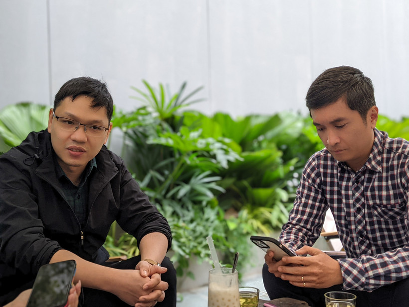 Anh Phan Trường Sơn (bên trái) và anh Võ Quốc Tuấn.