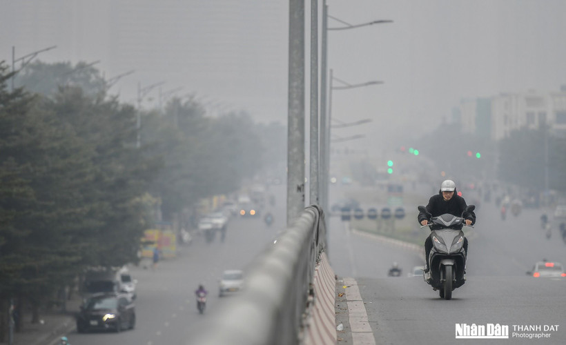 Màn sương mờ do ô nhiễm không khí bao phủ khu vực nội đô Hà Nội. Ảnh: Thành Đạt